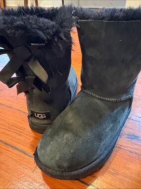 UGG Kids Bailey Bow II Boots Black - Size 5Y Fits Womens 6.5 to 7